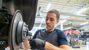 Ausbildung zum Automobil-Fachmann/-frau EFZ - Arbeitssituation, Lohn und Weiterbildungen, Schnupperlehren und freie Lehrstelle für 2026 finden. Automobil-Fachmann/-frau EFZ